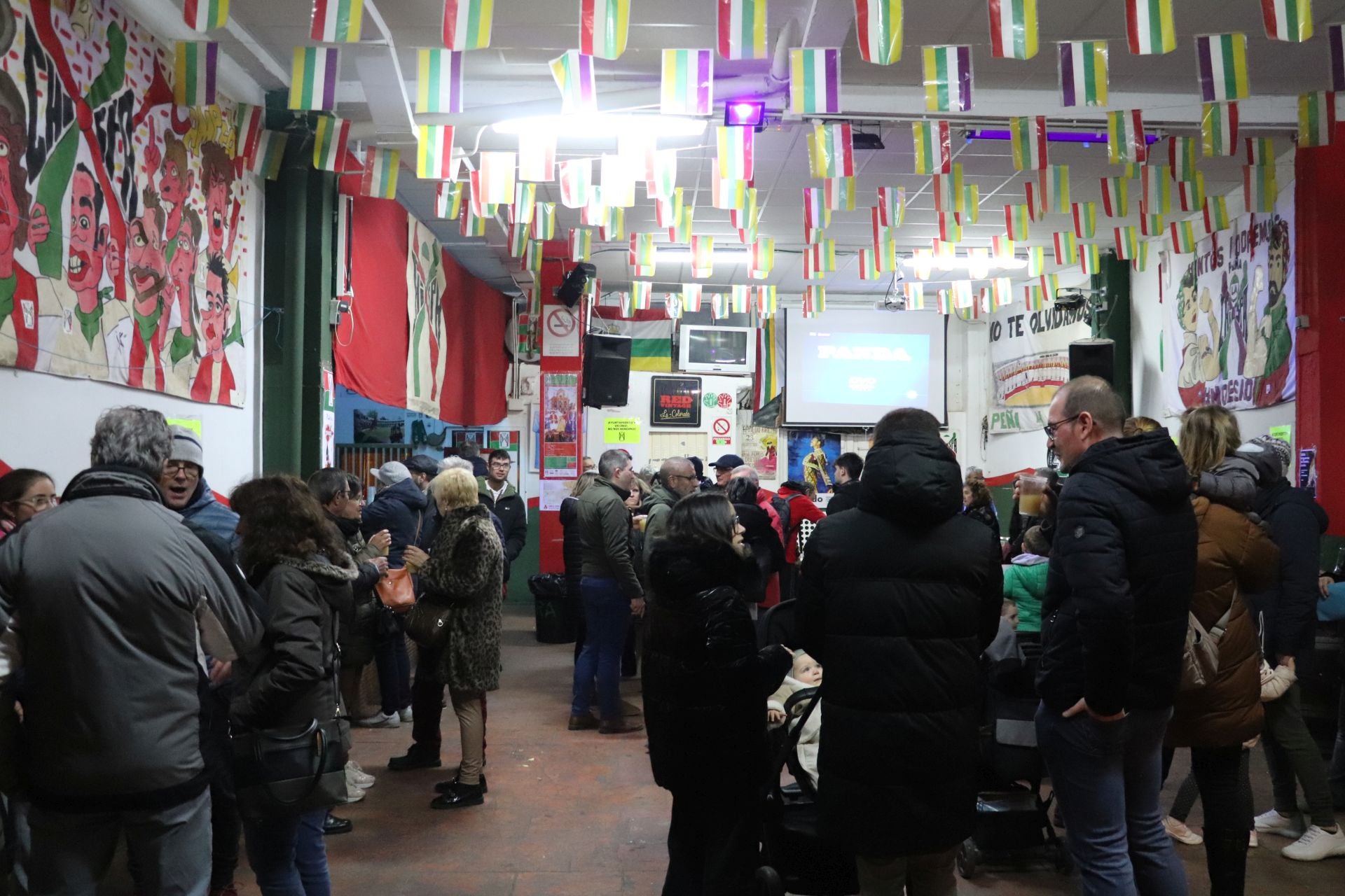 Cientos de vecinos calientan las hogueras de Santa Lucía en Arnedo