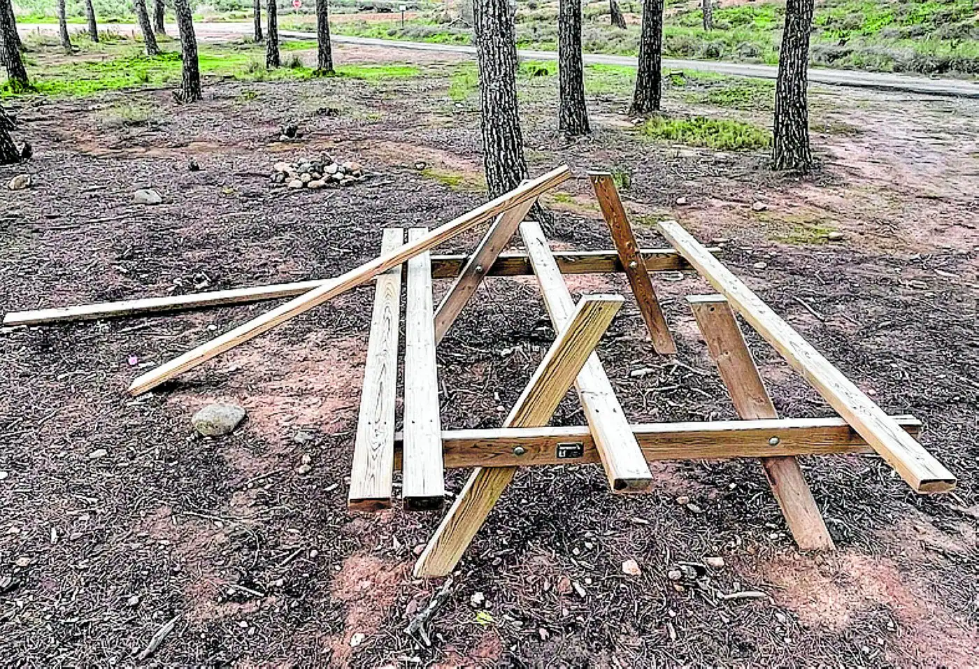 Merendero desmontado en la zona recreativa del Perdiguero.