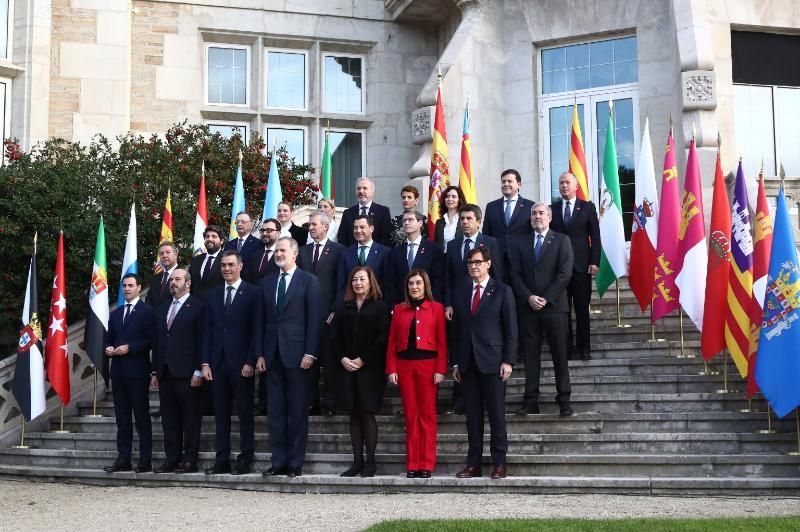 De izquierda a derecha, abajo: Imanol Pradales (País Vasco), Pedro Rollán (presidente del Senado), Pedro Sánchez, Felipe VI, Francina Armengol (presidenta del Congreso), María José Sáenz de Buruaga y Salvador Illa (Cataluña). En la fila del centro, Emiliano García-Page (Castilla-La Mancha), Fernando López Miras (Murcia), Adrián Barbón (Asturias), Alfonso Rueda (Galicia), Juan Manuel Moreno (Andalucía), Gonzalo Capellán (La Rioja), Carlos Mazón (Valencia), Jorge Azcón (Aragón), Fernando Clavijo (Canarias), Juan Jesús Vivas (Ceuta), Marga Prohens (Baleares), María Guardiola (Extremadura), Jorge Azcón (Aragón), María Chivite (Navarra), Isabel Díaz Ayuso (Madrid), Alfonso Fernández Mañueco (Castilla y León) y Miguel Marín (vicepresidente de Melilla).
