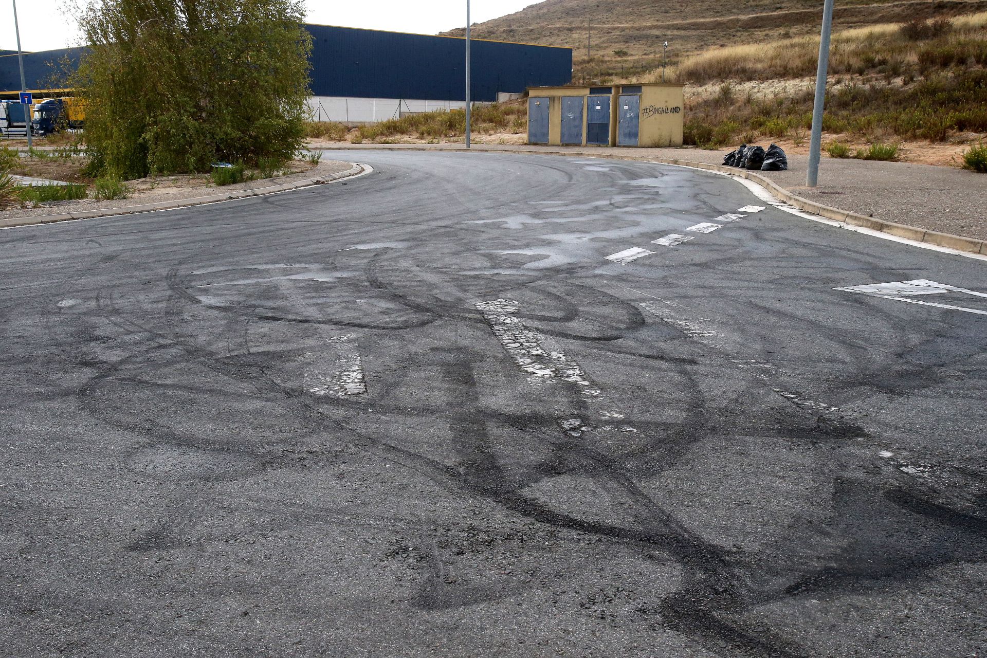 Marcas de ruedas en una de las rotondas, en el polígono de Las Cañas, donde se incide con los dispositivos desde octubre de 2022.