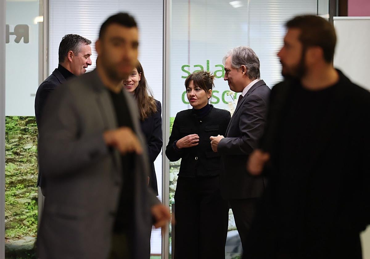Sira Rego conversa con José Luis Pérez Pastor y Diego Azcona, durante su visita de este viernes a la sede del Instituto Riojano de la Juventud (IRJ).