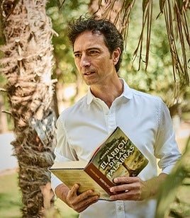 El autor riojano Andrés Pascual con su última novela, 'El árbol de las palabras'.