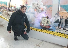 Nalda posa sonriente en la parte que retrata la época pirata, con barcos de vela y batallas navales.