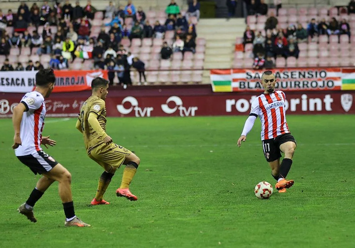 Jon Madrazo juega el balón sobre Mateo.