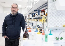 José María López de Luzuriaga, en un laboratorio de Químicas de la Universidad de La Rioja.