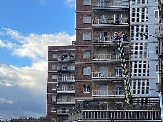 Rescatada una mujer en camilla por su ventana en Logroño tras ser reanimada por su hijo de 11 años