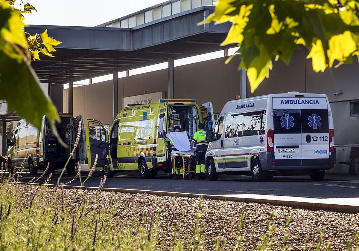 Varias ambulancias, a las puertas de Urgencias del hospital San Pedro.