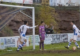 Los locales celebran el gol que les dio los tres puntos ante Lacalzada.