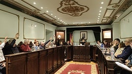Los concejales votan en la sesión plenaria en la que se aprobaron los Presupuestos para 2024.