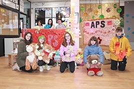 Estudiantes del instituto najerino posan con los peluches que cada uno ha donado.