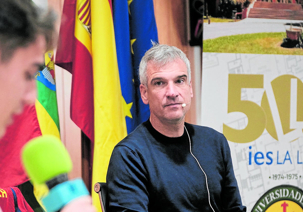 Javier Lerga durante la charla celebrada ayer en el Salón de Acto del IES La Laboral.