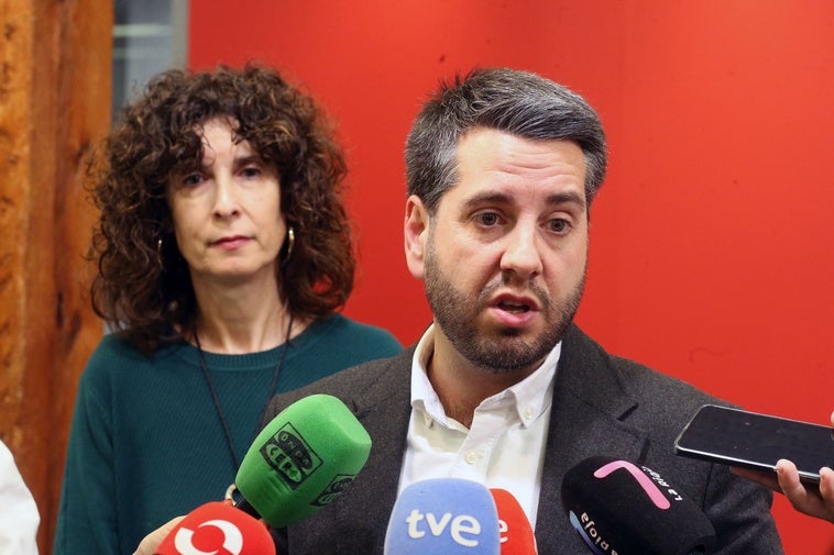 Javier García, con la exalcaldesa de Haro Lydia Rojas, una de los representantes de su candidatura.