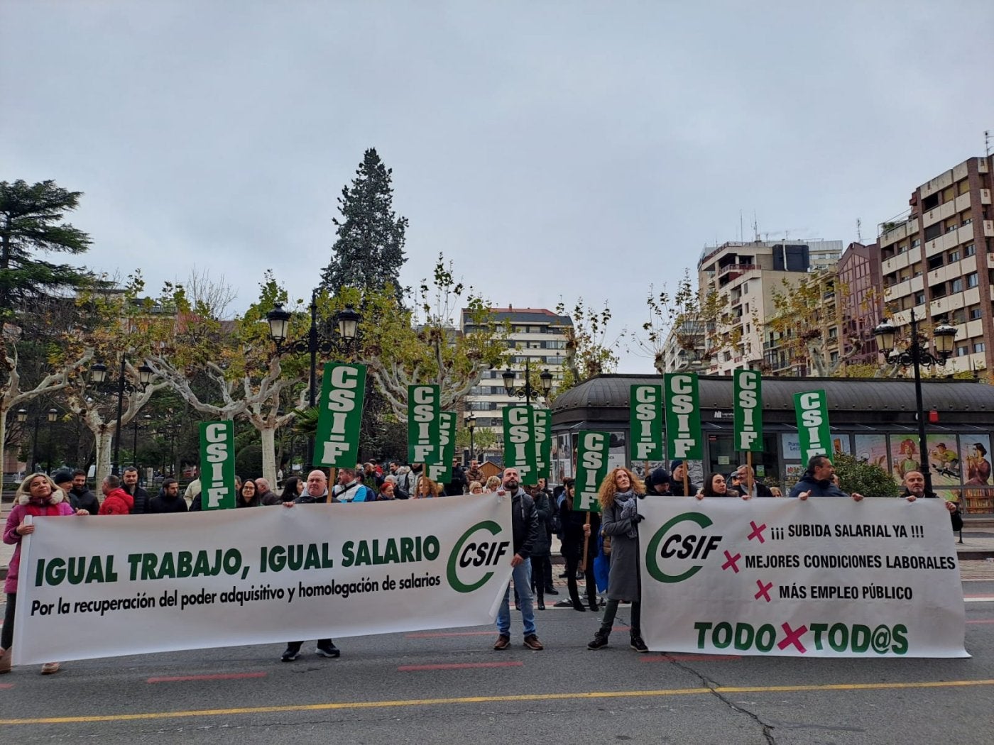 La concentración, ayer frente a la Delegación del Gobierno.