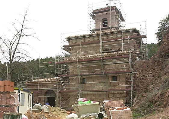 Imagen del monasterio de Suso en 2002, en plenas obras que culminarían con su reapertura al año siguiente.