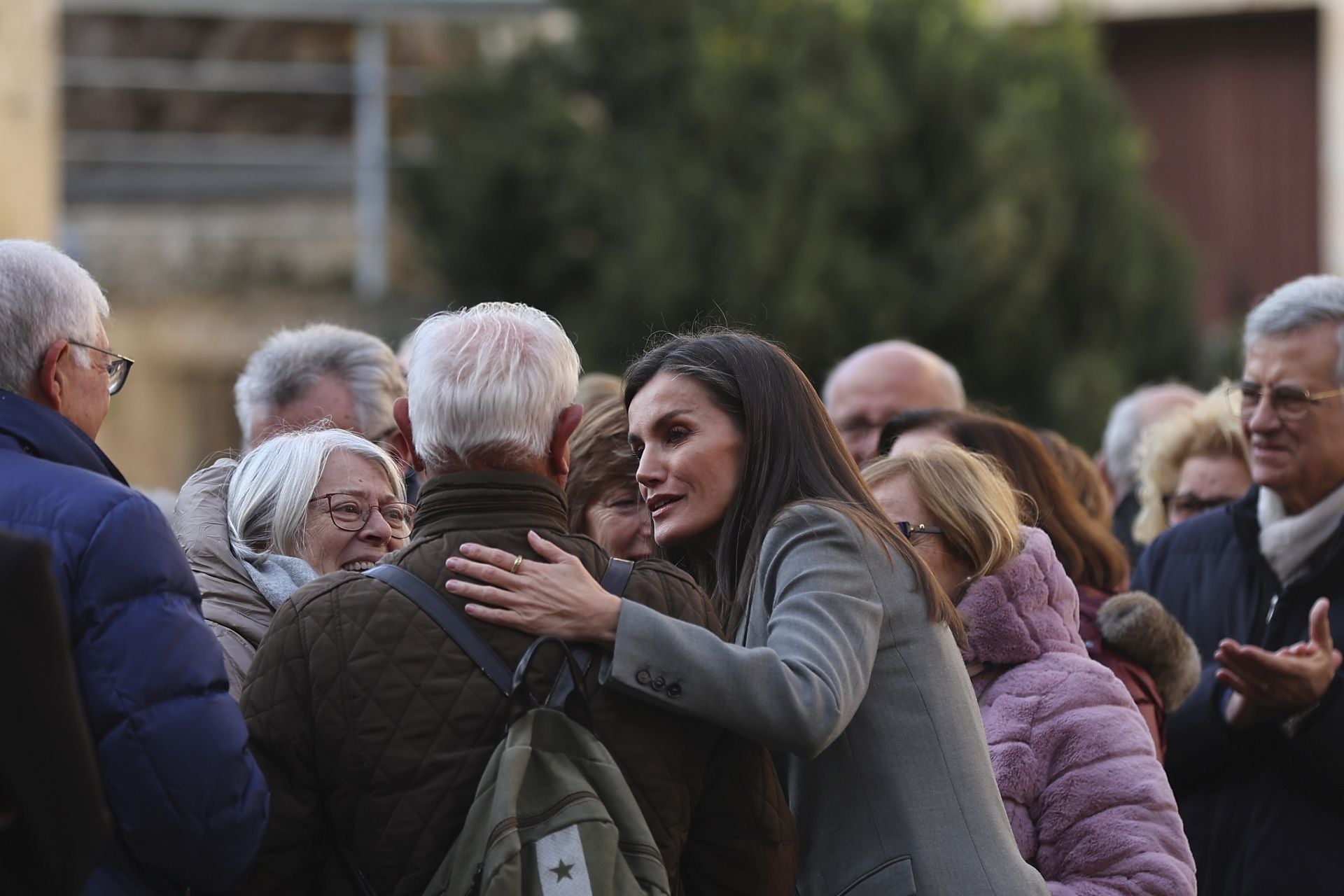 La reina Letizia saluda a un grupo de personas en el exterior del monasterio de Yuso.