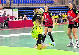 La jugadora local Paula Morales lanza desde la posición de pivote.