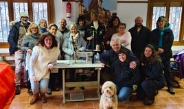 Parte de los alumnos de los cursos de coser que imparte Lara Bazán en El Rasillo.