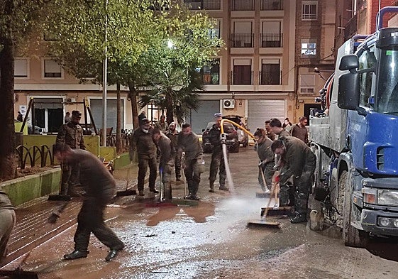 Miembros del Bhelma realizan trabajos de limpieza en la zona afectada por la DANA.