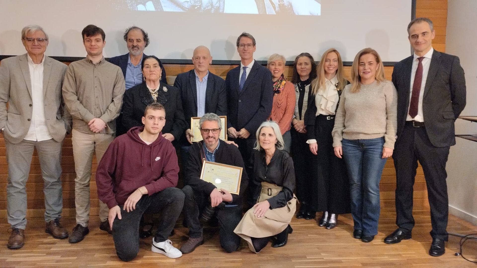 Foto de familia del acto de entrega del premio.