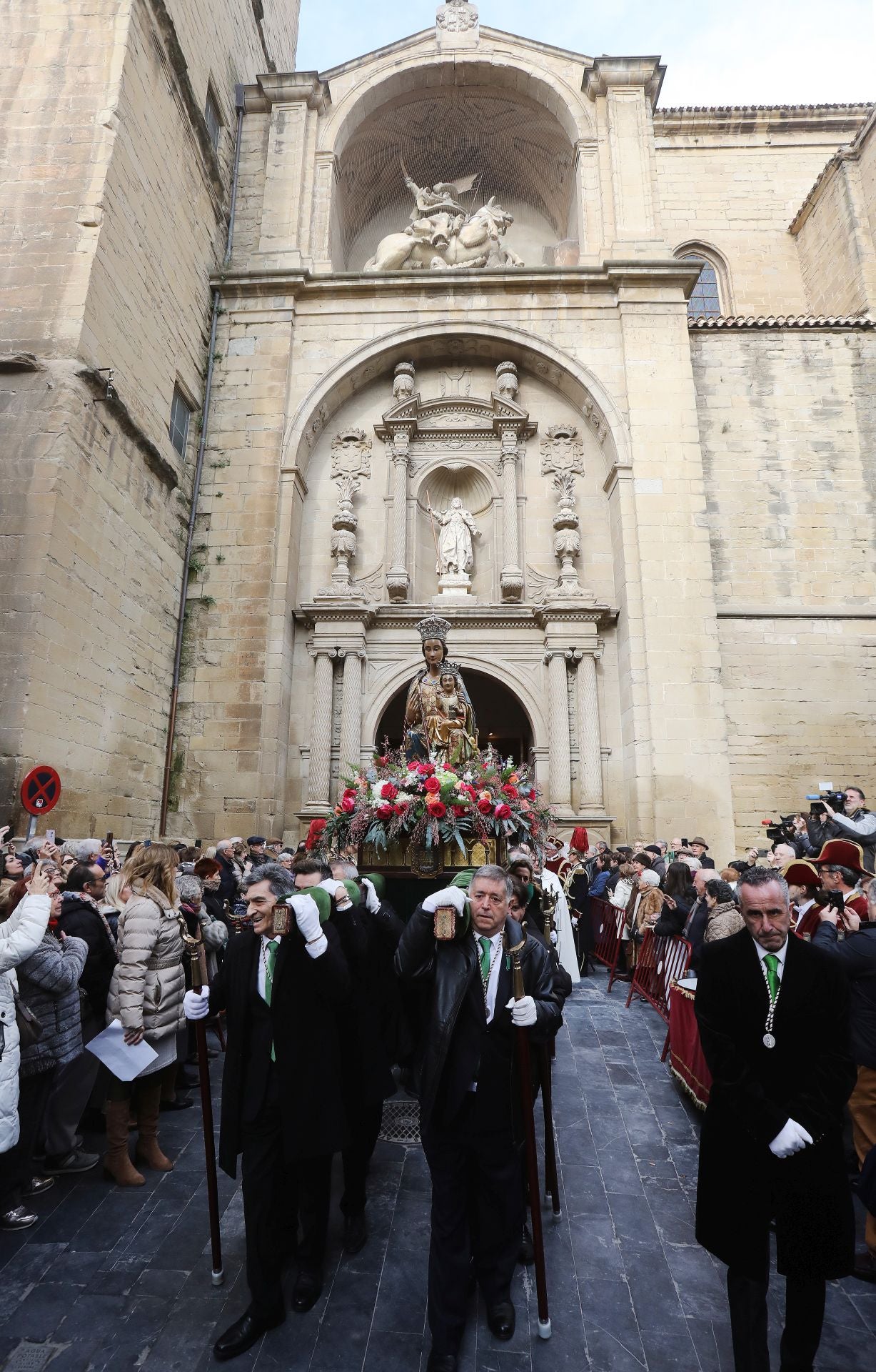 La procesión de la Virgen de la Esperanza, en imágenes