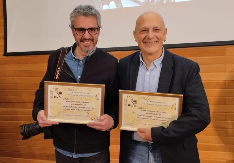 Justo Rodríguez y Roberto González Lastra posan con el premio.