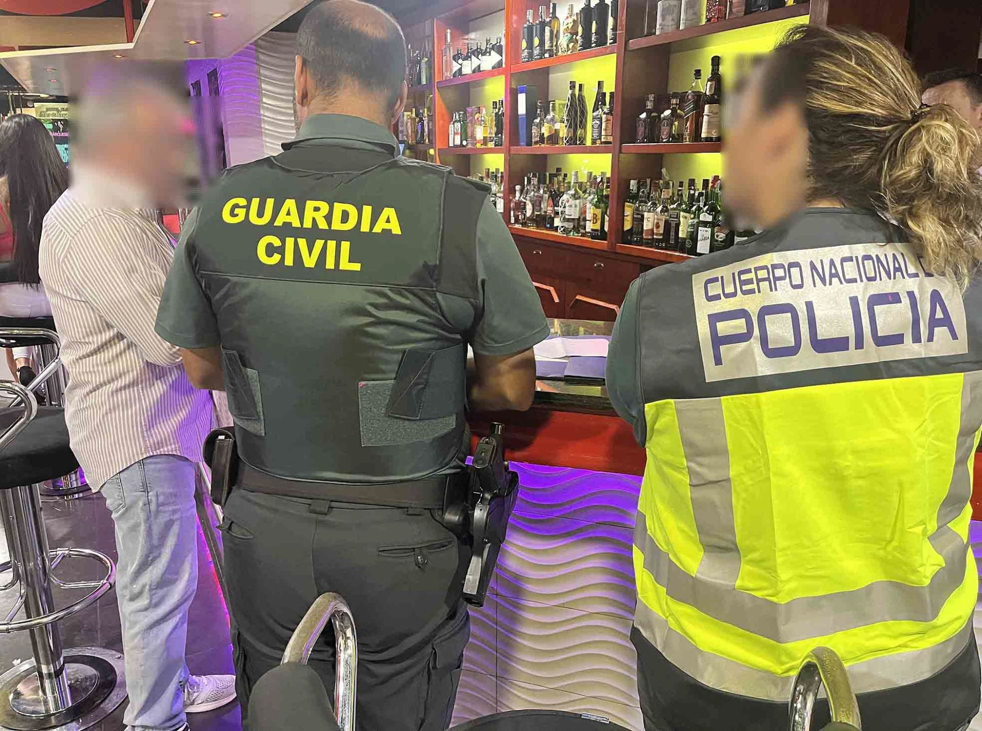 Agentes de Guardia Civil y Policía Nacional en un operativo conjunto.