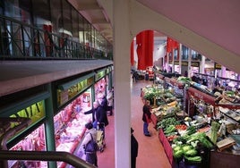 Puestos del mercado de abastos, este jueves, con la remodelada primera planta (y pendiente de ocupación) a la izquierda.