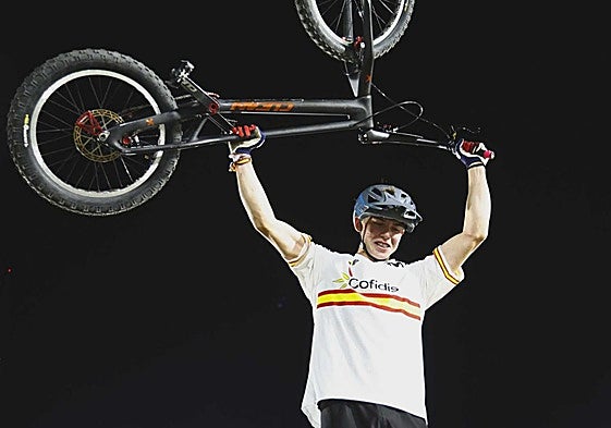 Travis Asenjo celebra su triunfo en el Mundial, este viernes.