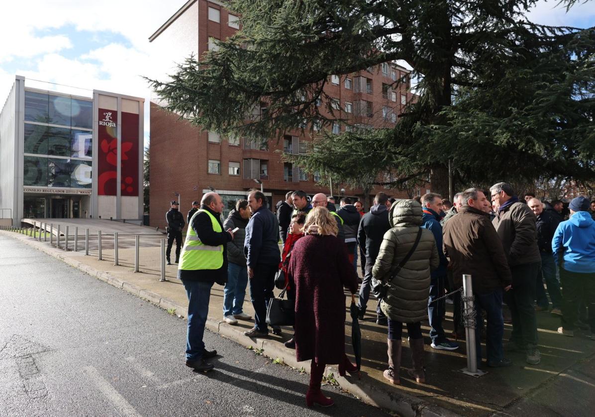 Manifestantes ante la sede del Consejo.