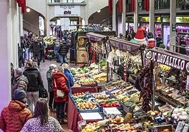 El mercado de San Blas registró este sábado una notable afluencia de público para realizar las compras de cara a las celebraciones navideñas de esta próxima semana.
