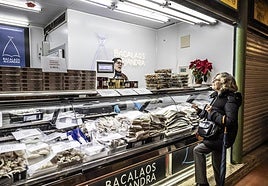 Pilar Munilla le hace un pedido de bacalao a Sara García.