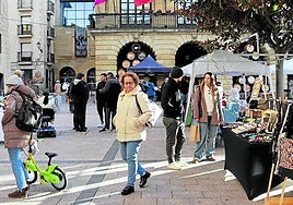 La plaza de la Paz de la localidad jarrera se llenó durante la mañana y la tarde de puestos con productos artesanos.