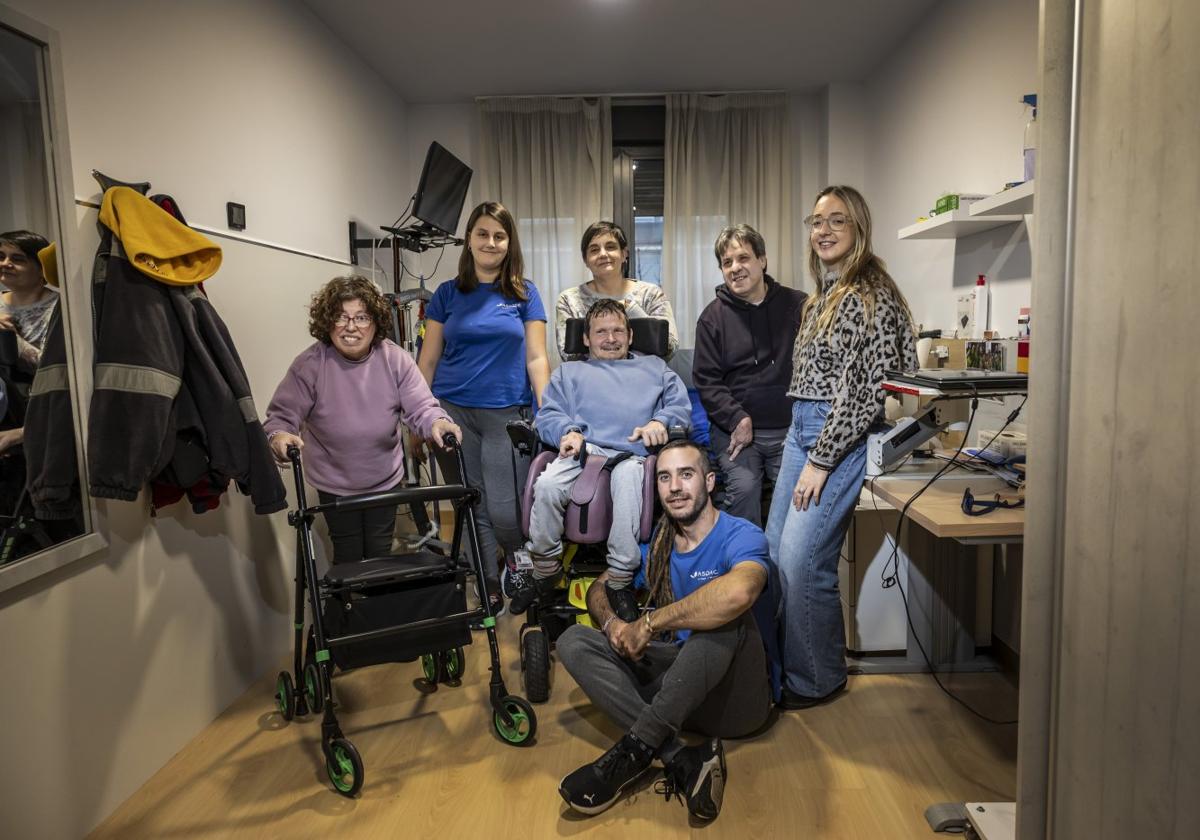 De izquierda a derecha, Angelita Almeneiro, Aroia García, Teresa Stokkermans, Arturo Suárez-Bárcena, Juan Carlos Pesquera, Lucía Yubero y Pablo González de Garay, en la habitación de uno de los pisos adaptados en los que conviven usuarios de Aspace Rioja.