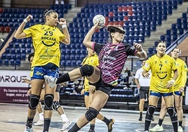 Lorena Pérez, autora de tres goles, lanza a porteria.