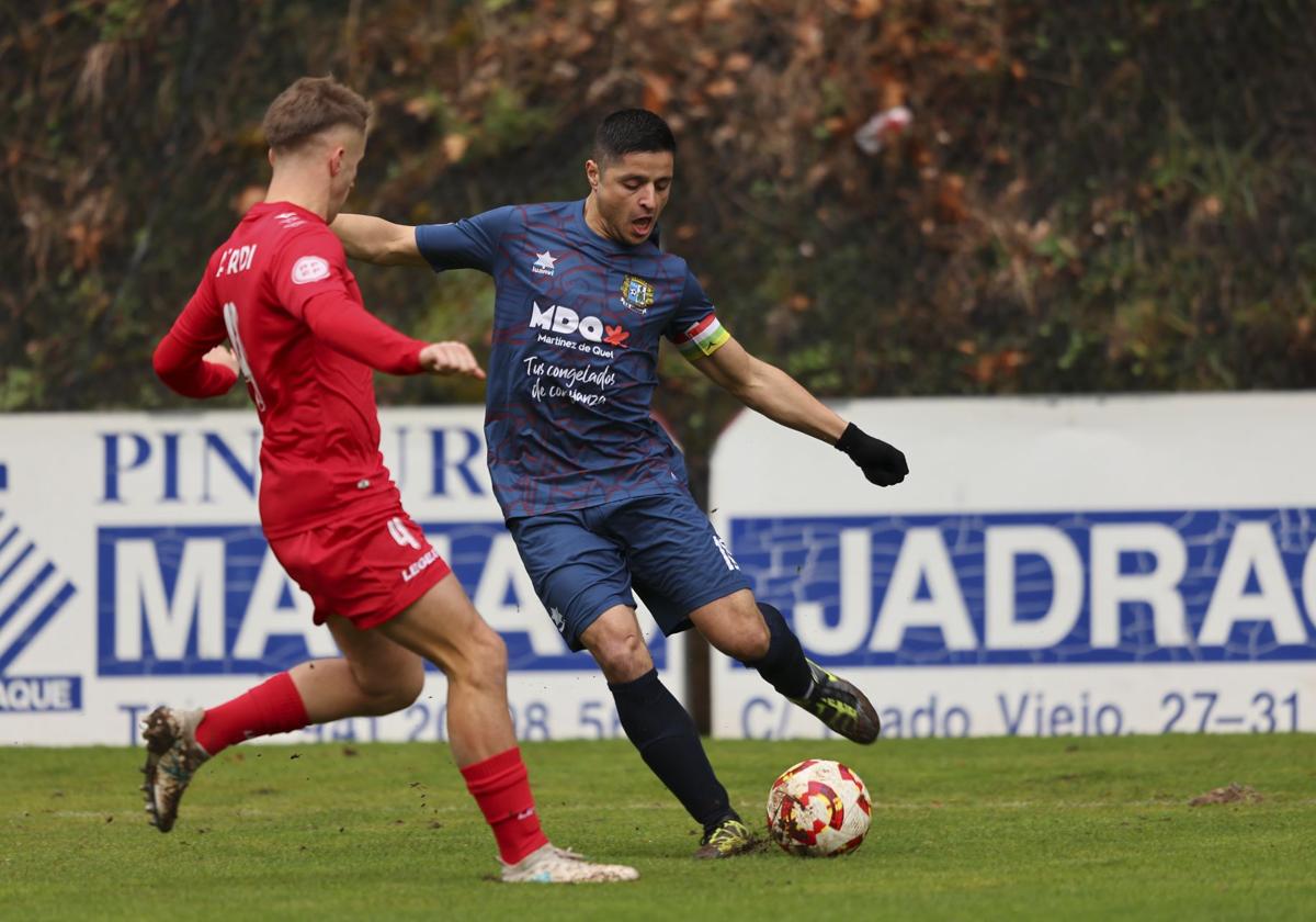 Moha chuta el balón durante el partido contra el Izarra en Isla.