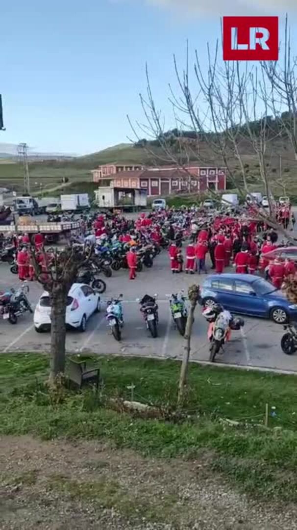 Papá Noel se sube a la moto para llevar la Navidad a los más pequeños de Valencia