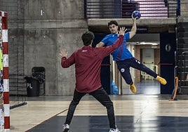 Oriol Zarzuela lanza a portería durante un entrenamiento del Ciudad de Logroño.