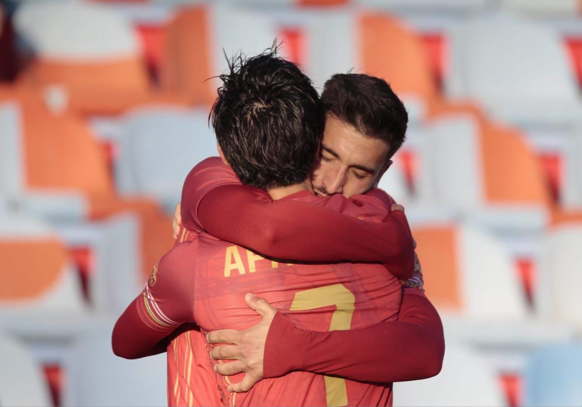 Aparicio celebra el primer gol del Calahorra con un compañero.