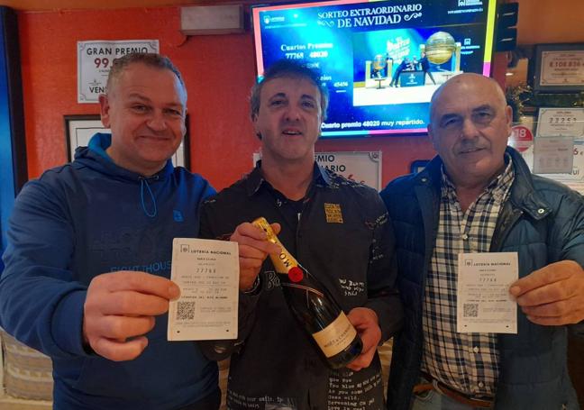 Los agraciados con 20.000 euros de Cervera, con el dueño del pub Erpa.