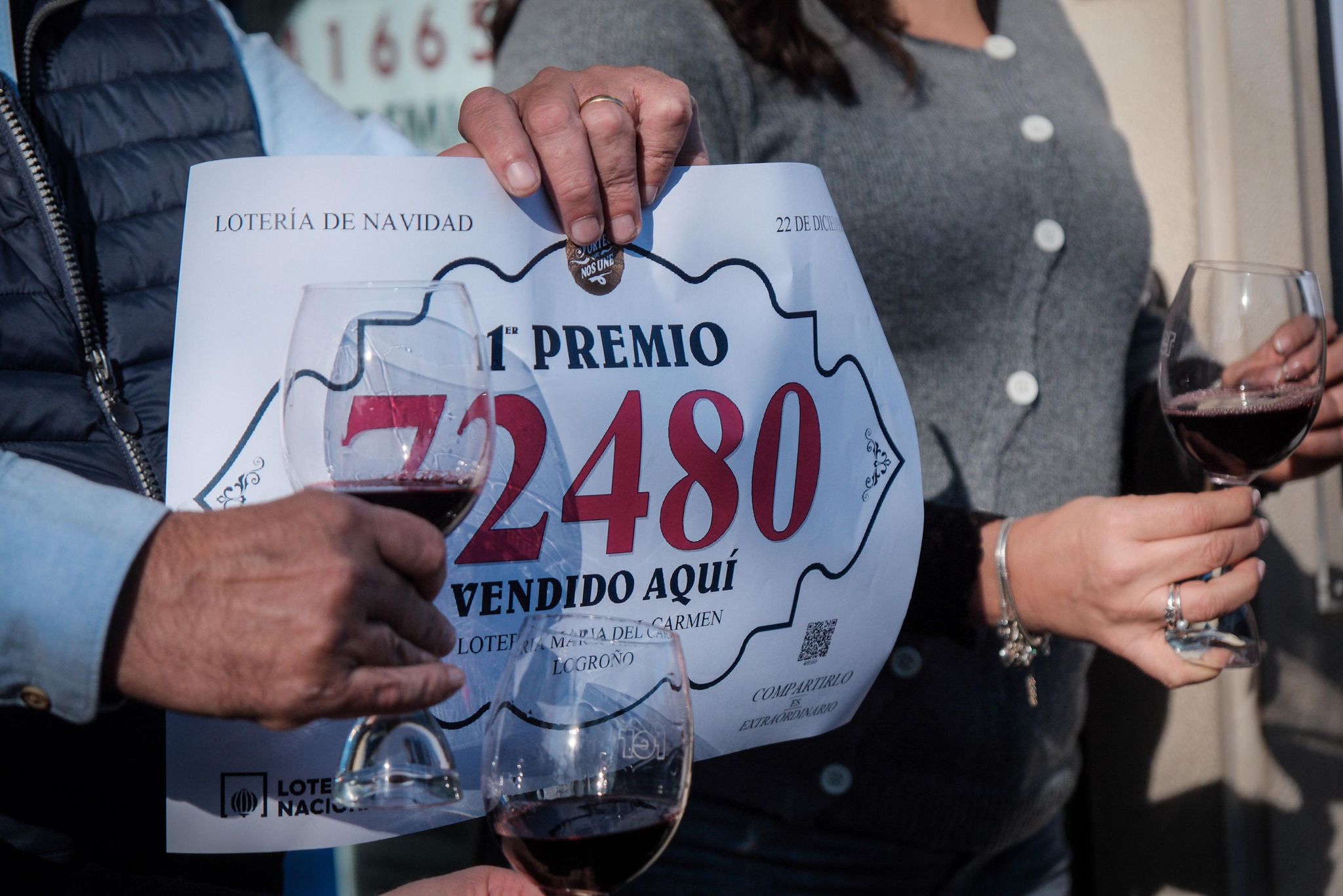 Uno de los loteros muestra el número agraciado con el primer premio, el 72480.