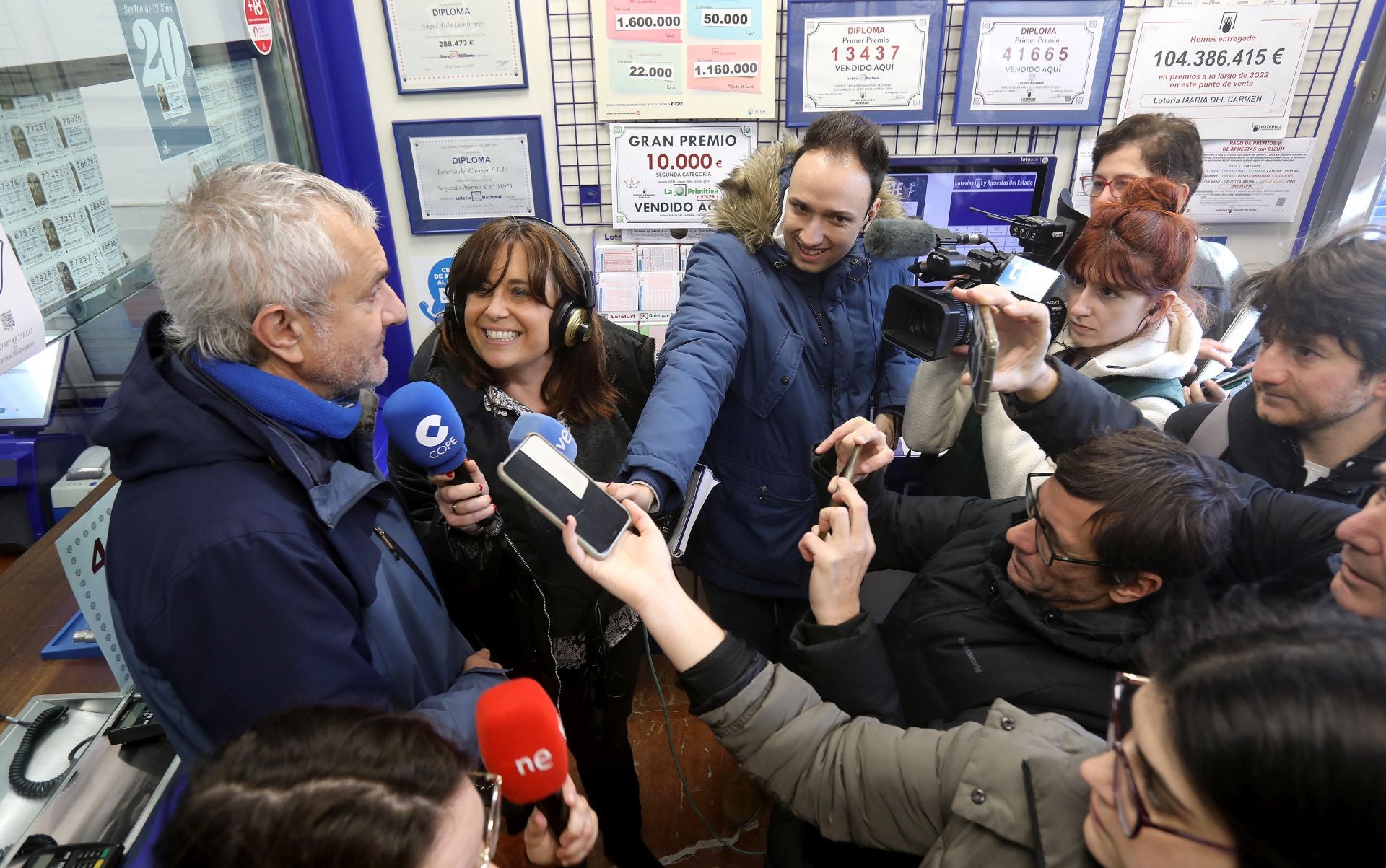 Amadeo Marín, protagonista del anuncio de la Lotería de Navidad, también se ha acercado a la administración y ha atendido a la Prensa.