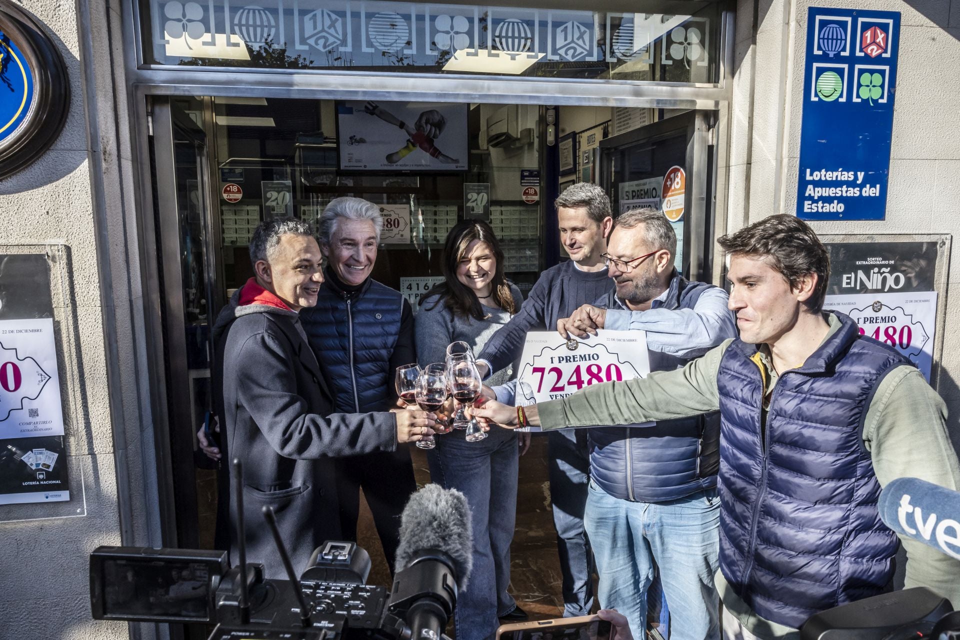 El alcalde de Logroño, Conrado Escobar, brinda con los loteros.