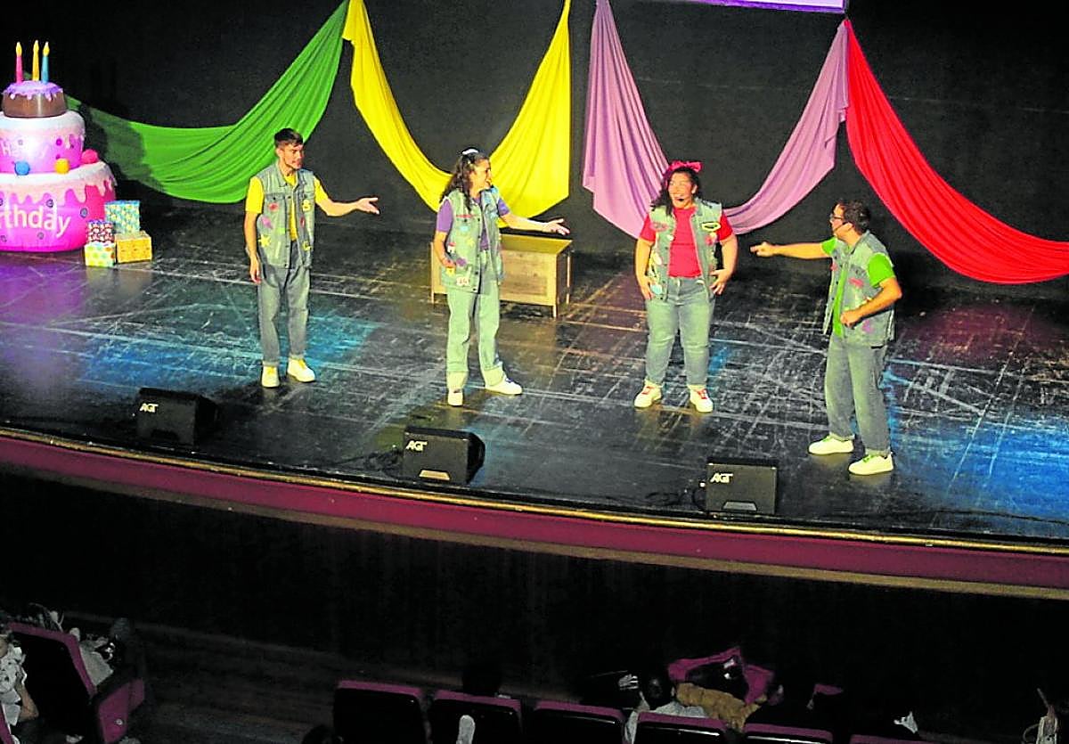 Los madrileños Teatro Limón, en plena actuación delante de decenas de chiquillos najerinos.