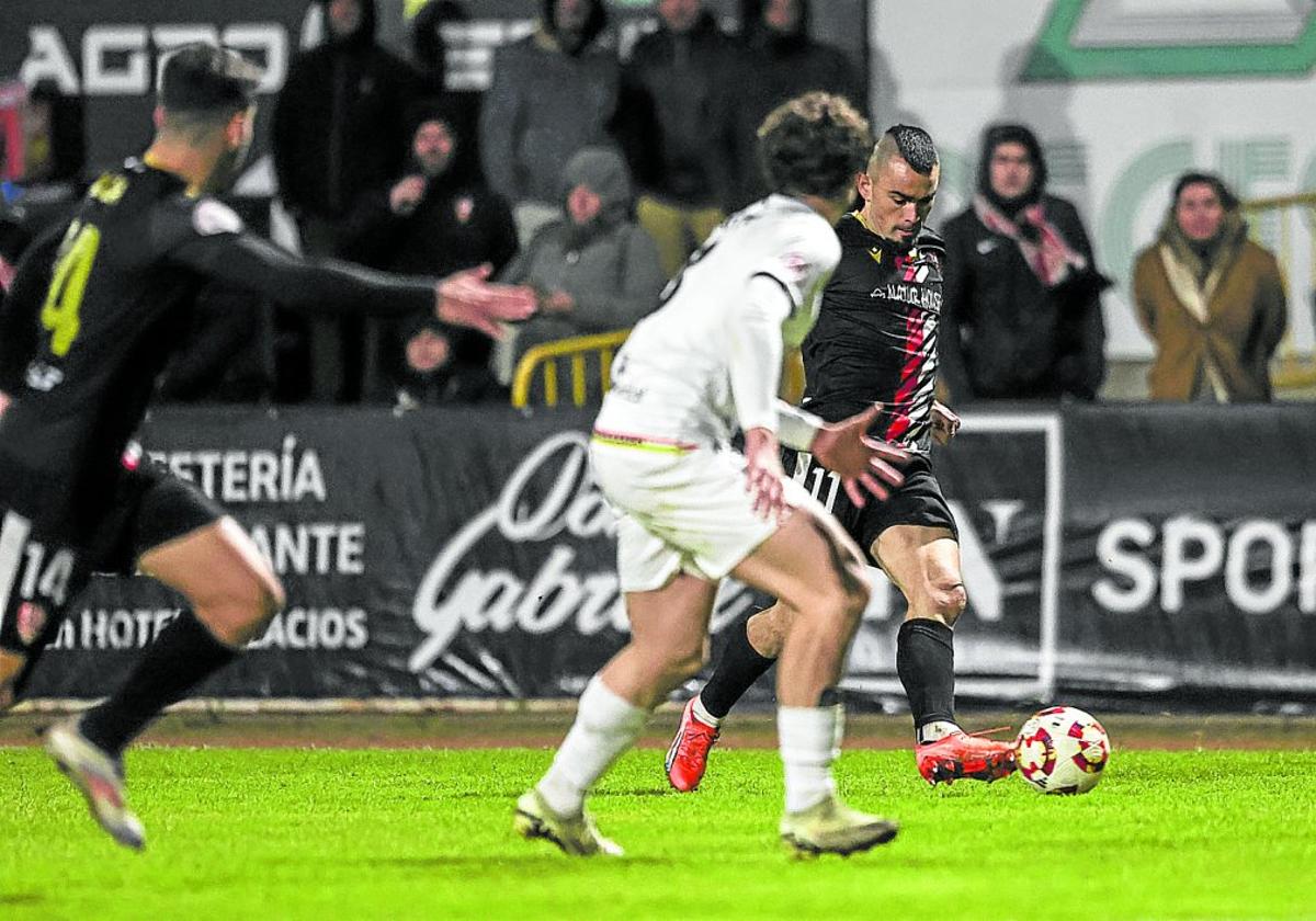 Jon Madrazo intenta jugar el balón por su banda izquierda.