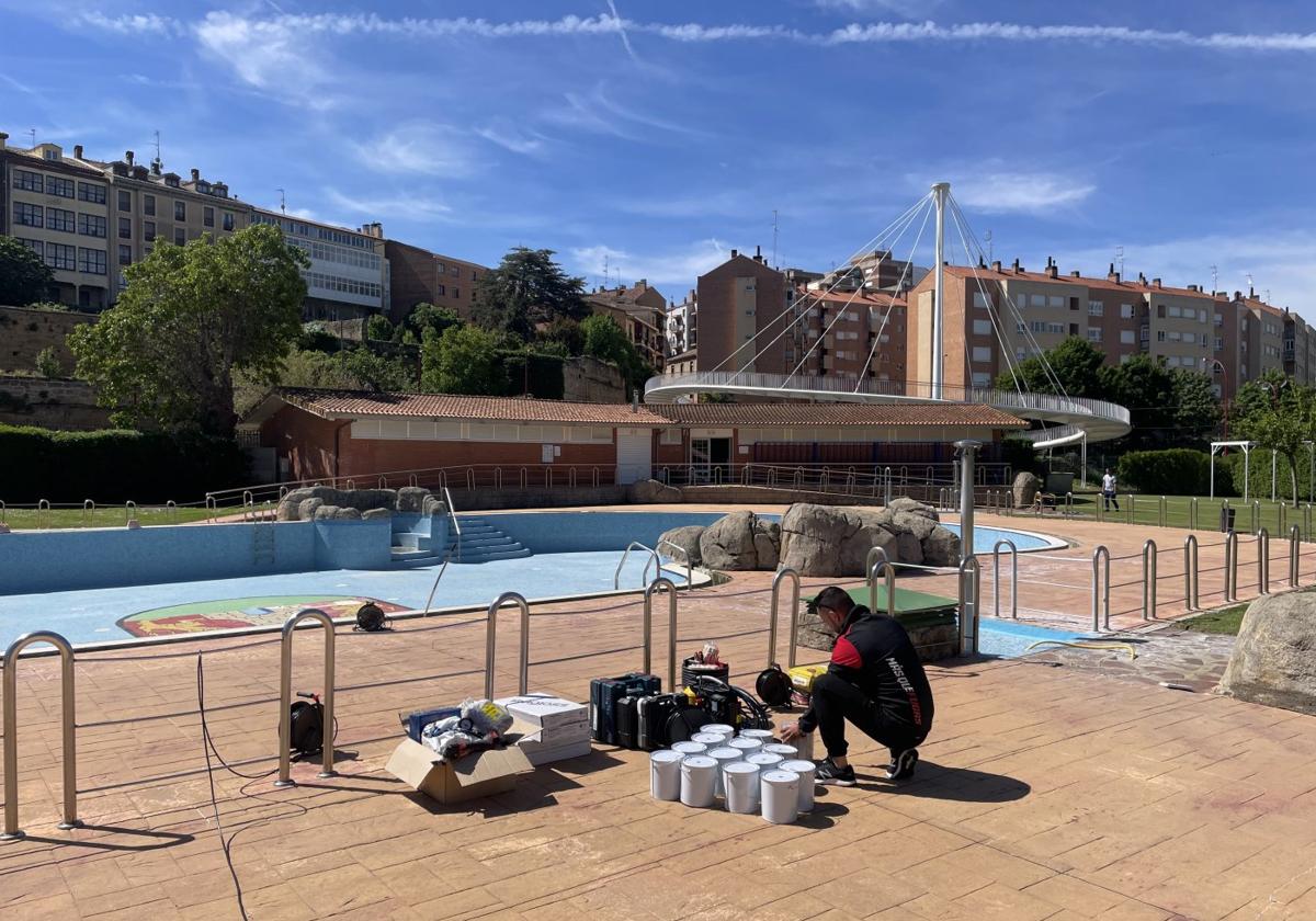 Imagen de la reparación realizada en verano de la piscina municipal.