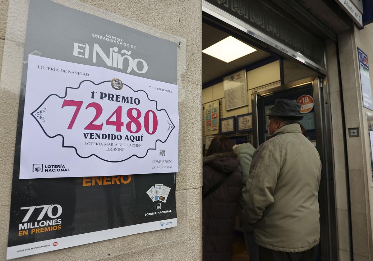 Cartel con el primer premio de la Lotería de Navidad en la administración 6 de Logroño.