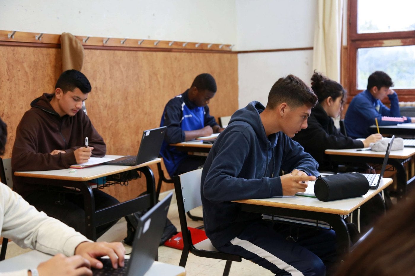 Alumnos inmigrantes en el aula de un colegio en una imagen de archivo.