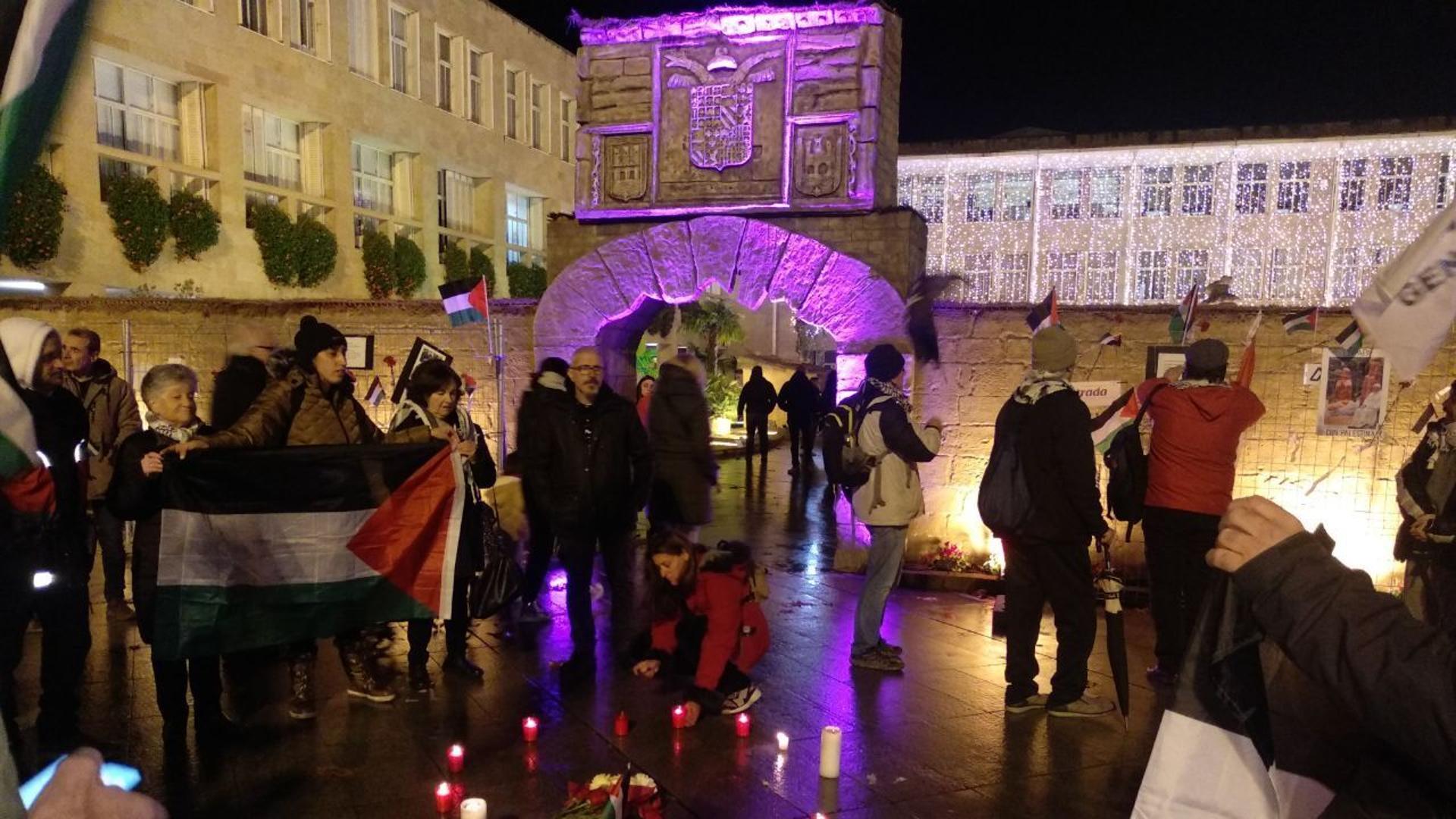 Activistas De La Acampada Por Palestina Colocan Cintas Con Los Nombres 