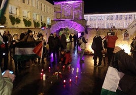 Velas, flores y cintas en recuerdo a los niños que han sido asesinados en Palestina, en el exterior del Belén Monumental de Logroño.