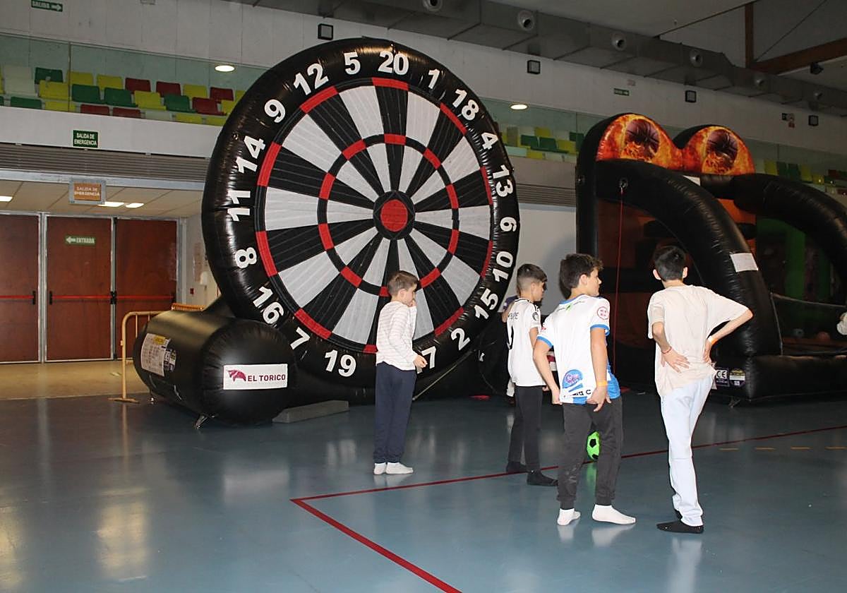 Un grupo de amigos se entretiene chutando a la diana gigante.